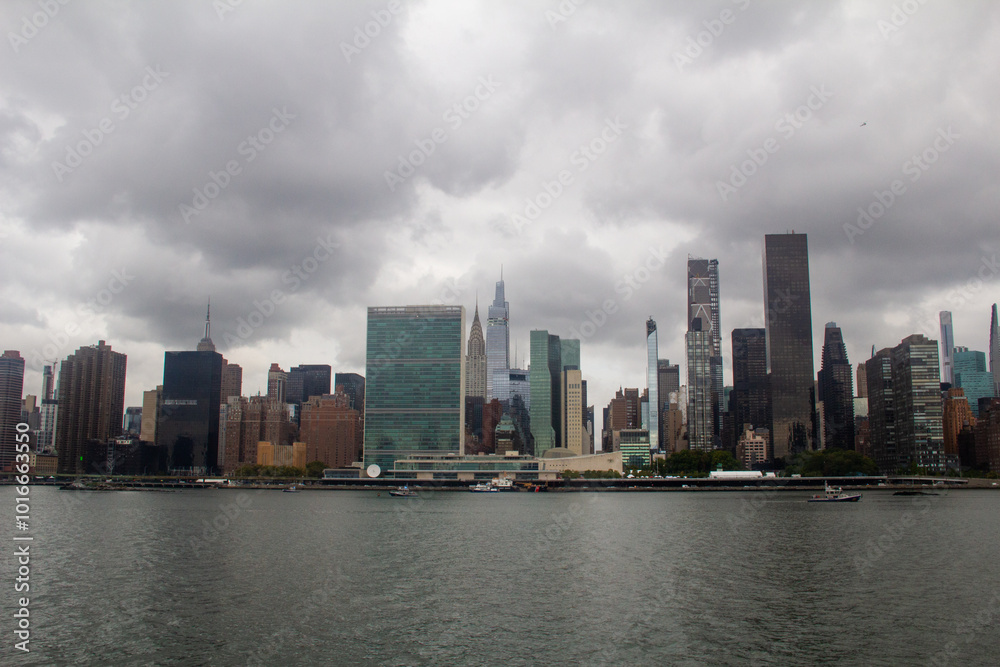 Fototapeta premium Manhattan Cityscape on a Cloudy Day