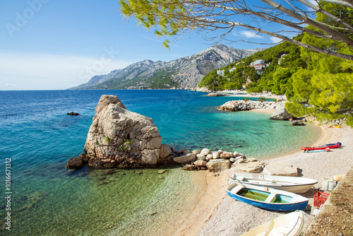 Fototapeta Naklejka Na Ścianę i Meble -  Beautiful coastline with pebbley beaches in Brela, Croatia