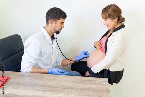 Canvas Print Caucasian woman in doctor's office auscultation of baby's heartbeat