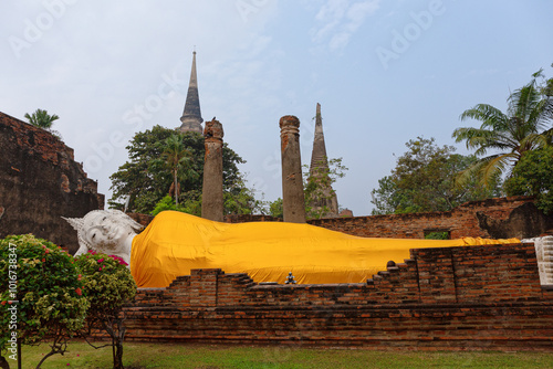 Liegender Buddha in der Tempelanlage Watyaichaimongkhol in Ayutthaya, Thailand photo