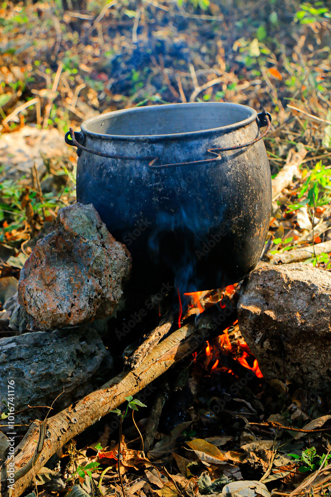 Calentando agua al aire libre con fuego y leña Calentando agua al aire libre con fuego y leña