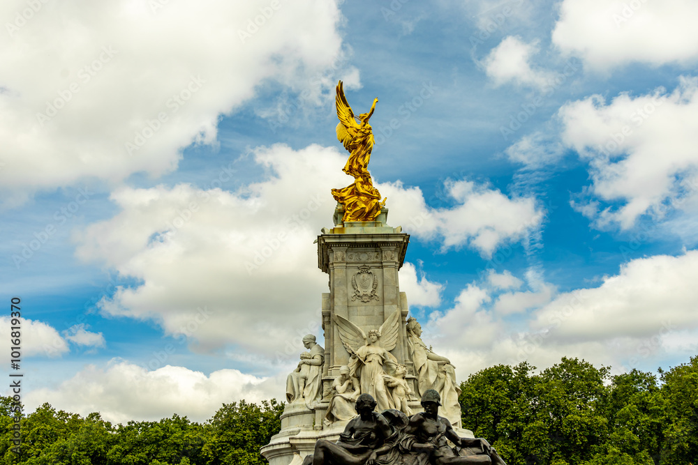Obraz premium Ein kleiner Stadtbummel und Erkundungstour durch die Metropole London entlang der berühmten Sehenswürdigkeiten an der Themse - Vereinigtes Königreich