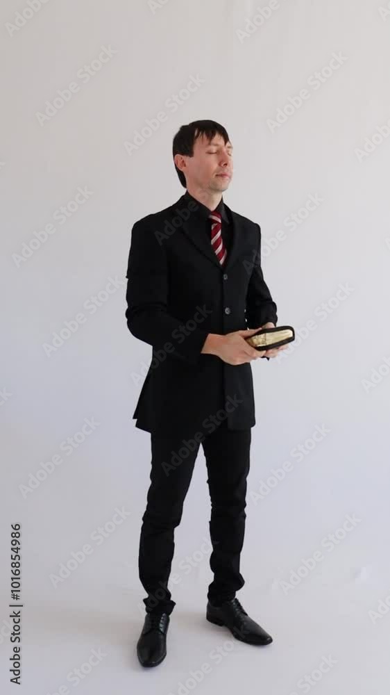 homem de negócios com a biblia na mão 