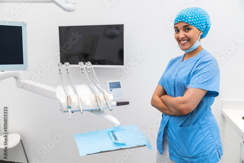 Photos Dental hygienist standing confidently in a modern clinic with dental tools ready