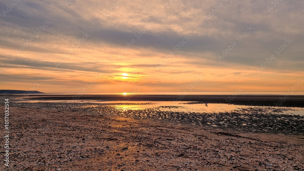 Vue sur la plage de Deauville au coucher du soleil Vue sur la plage de Deauville au coucher du soleil
