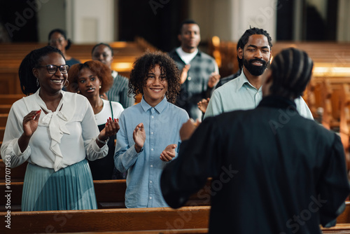 Quadro su tela Congregation clapping and singing in church pew
