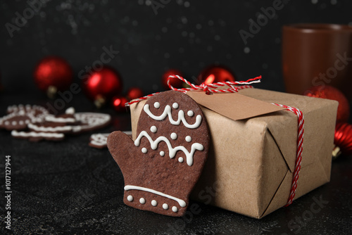 Gingerbread mitten cookie w...