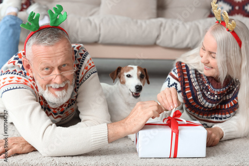 Happy mature couple with cu...