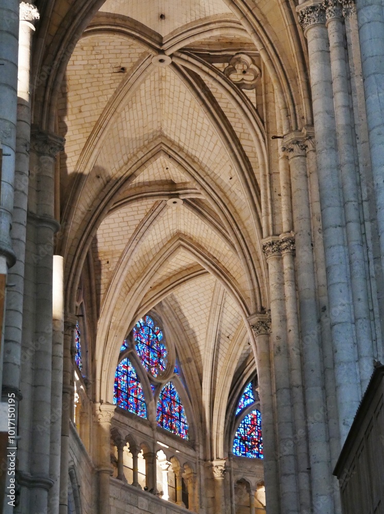 Naklejka premium Sehr hohe Kathedrale in Beauvais Mittelschiff