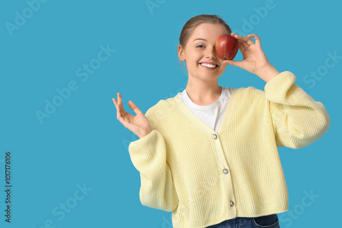 Young woman with red apple ...
