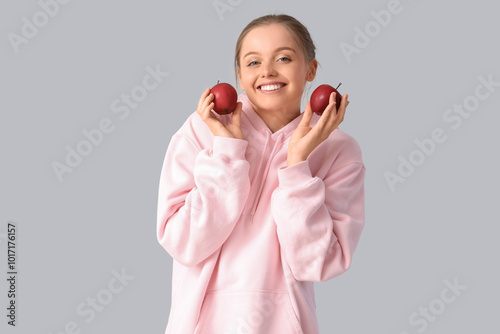 Young woman with red apples...