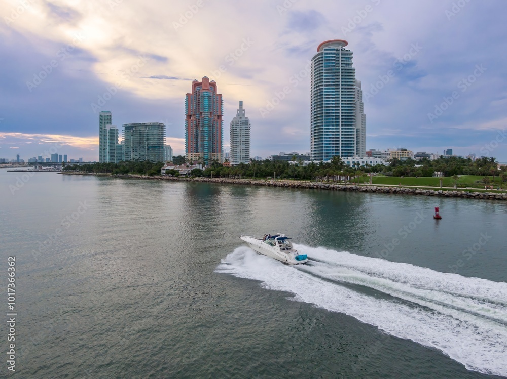 Obraz premium Jet boat coming through channel harbour in South Pointe, Miami, Florida, United States.