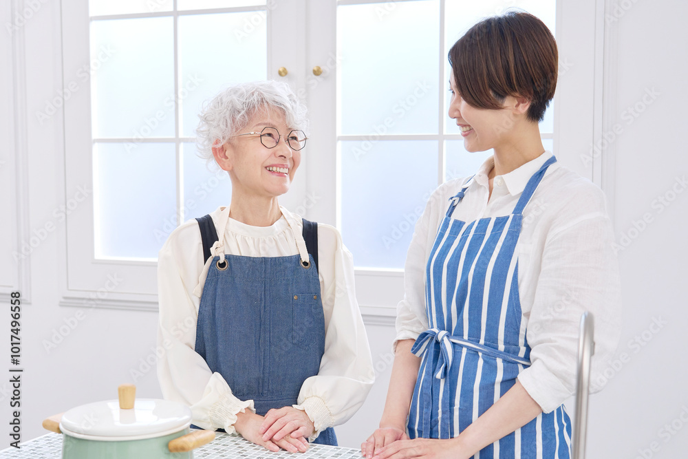 キッチンで会話する親子 キッチンで会話する親子