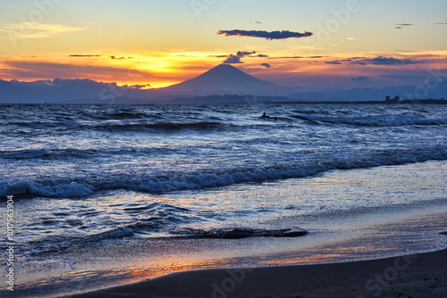 江ノ島（江の島）　片瀬西浜海水浴場（片瀬海岸西浜,片瀬西浜海岸,片瀬西浜・鵠沼海水浴場,片瀬西浜鵠沼海水浴場, 片瀬海岸）の夕日 （夕焼け,夕景）と富士山　コピースペースあり（日本神奈川県藤沢市） photo