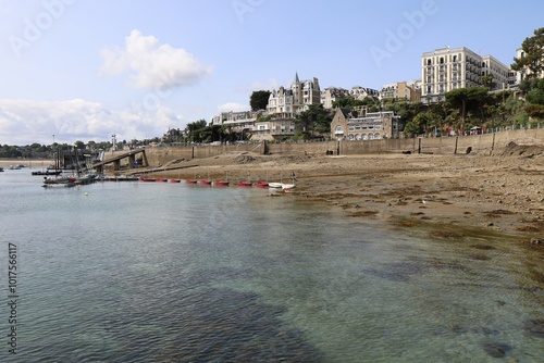 Le littoral le long de l'estuaire de la rivière Rance, ville de Dinard, département d'Ille et Vilaine, Bretagne, France photo