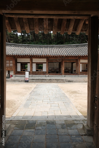 대한민국 조선시대 한옥마을의 고즈넉한 멋과 나무의 풍경이 어우러진 나무집 형태의 전통가옥의 모습