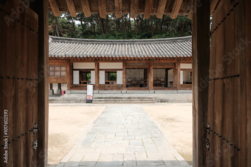 대한민국 조선시대 한옥마을의 고즈넉한 멋과 나무의 풍경이 어우러진 나무집 형태의 전통가옥의 모습