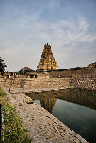 Obraz na płótnie The Colors of Hampi: Virupaksha Temple at Dusk w salonie