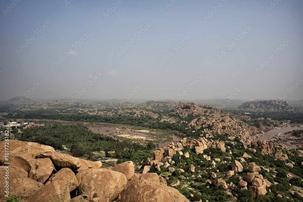 Ruins and nature: harmony in Hampi