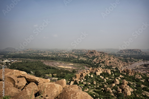 Obraz na płótnie Ruins and nature: harmony in Hampi w salonie