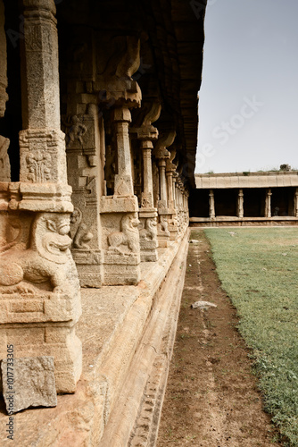 Obraz na płótnie Ruins and nature: harmony in Hampi w salonie