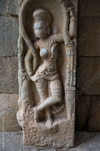 Obraz na płótnie Divine Figures in the Heart of Hampi w salonie