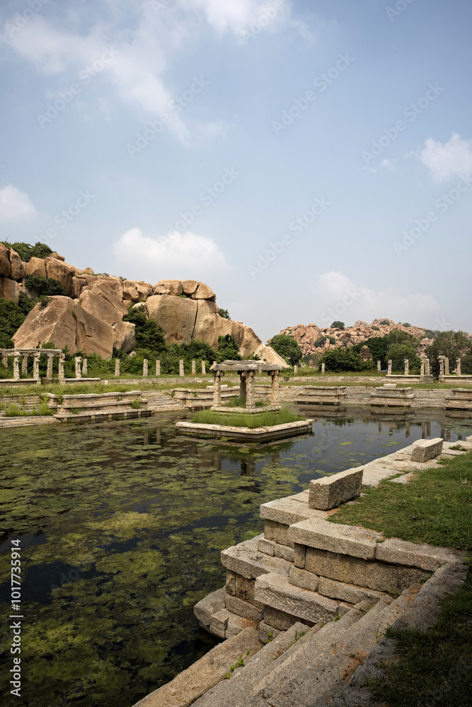 Ruins and nature: harmony in Hampi