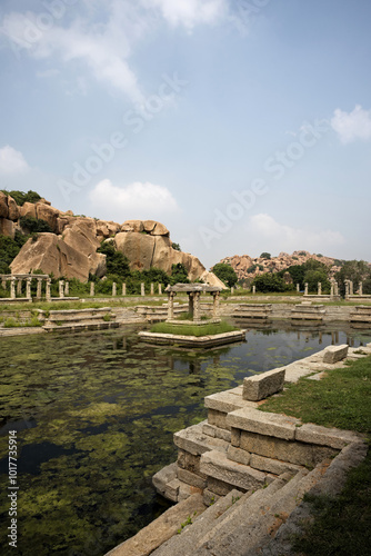 Obraz na płótnie Ruins and nature: harmony in Hampi w salonie