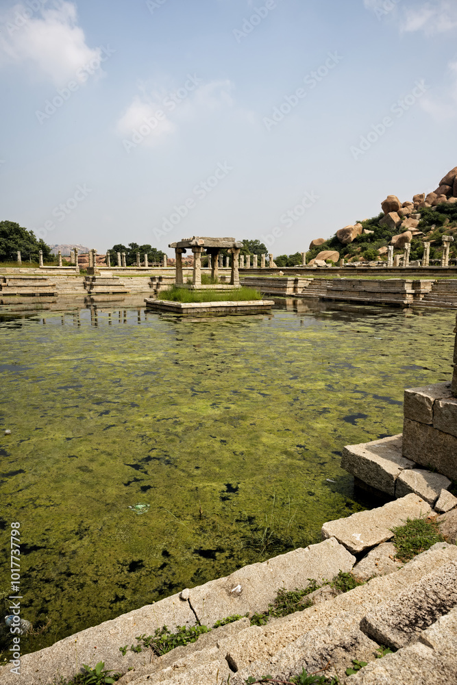 Ruins and nature: harmony in Hampi