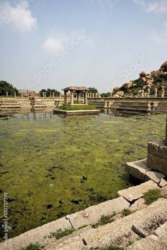 Obraz na płótnie Ruins and nature: harmony in Hampi w salonie