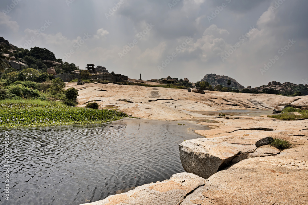 Ruins and nature: harmony in Hampi