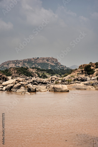 Obraz na płótnie Ruins and nature: harmony in Hampi w salonie