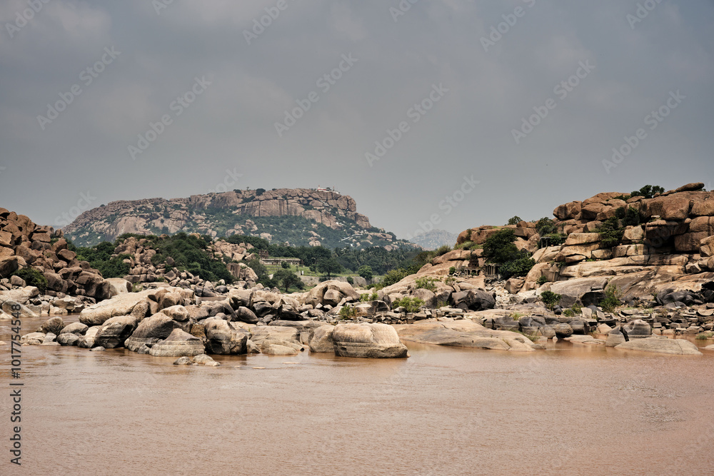 Ruins and nature: harmony in Hampi