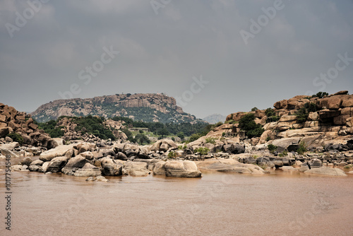 Obraz na płótnie Ruins and nature: harmony in Hampi w salonie