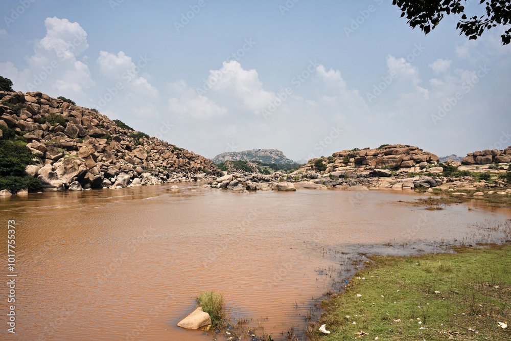 Ruins and nature: harmony in Hampi