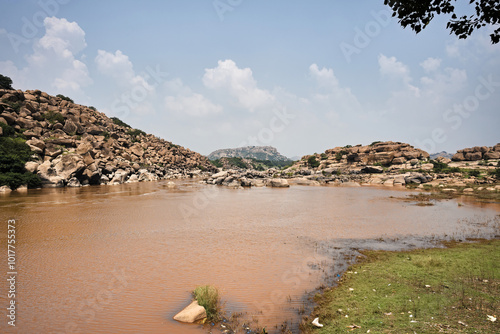 Ruins and nature: harmony in Hampi