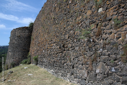 Tablou pe pânză Forteresse et Château de Murol sur un socle basaltique