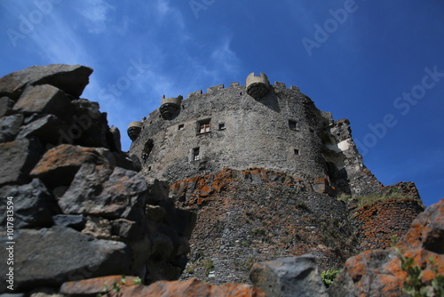 Fotografie Forteresse et Château de Murol sur un socle basaltique
