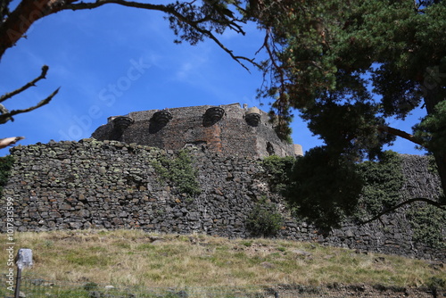 Fotografie Forteresse et Château de Murol sur un socle basaltique