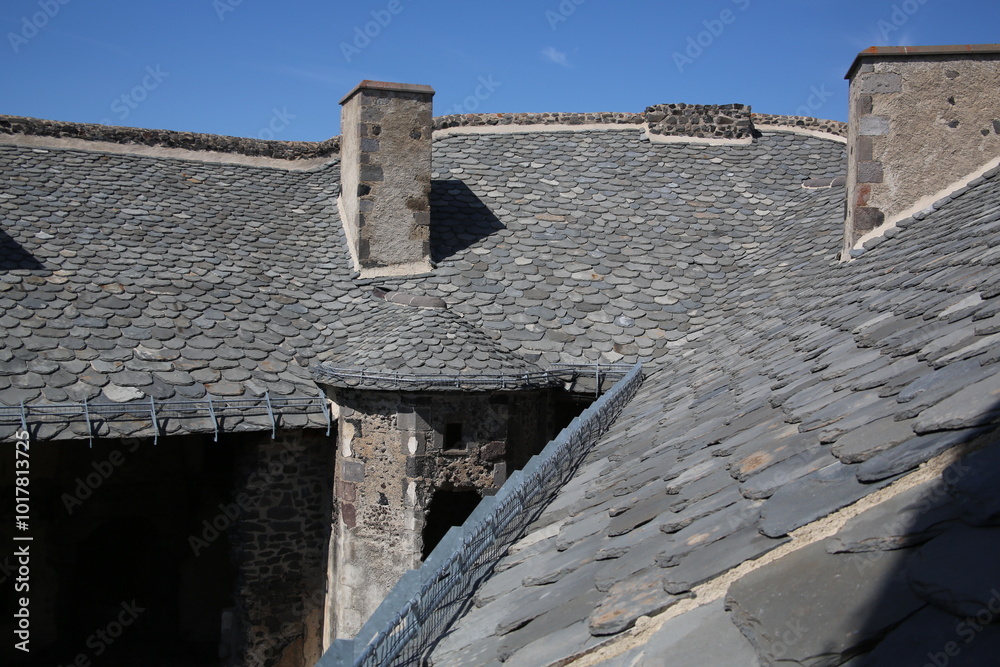 Forteresse et Château de Murol sur un socle basaltique Forteresse et Château de Murol sur un socle basaltique