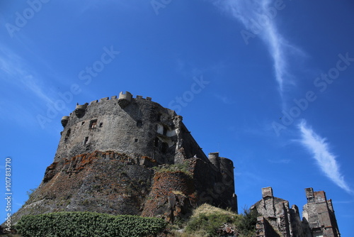 Fotografie Forteresse et Château de Murol sur un socle basaltique