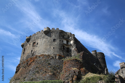 Fotografie Forteresse et Château de Murol sur un socle basaltique