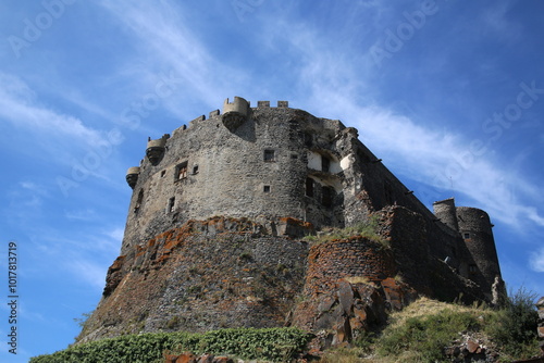 Tablou pe pânză Forteresse et Château de Murol sur un socle basaltique