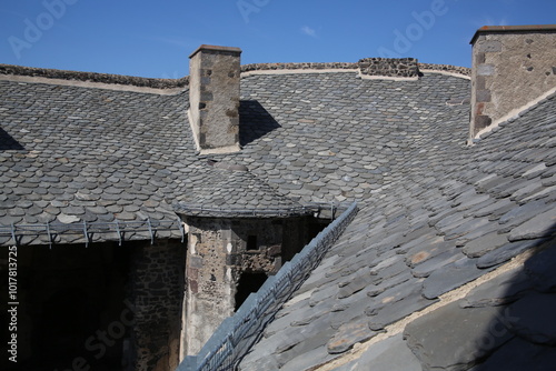 Forteresse et Château de Murol sur un socle basaltique 