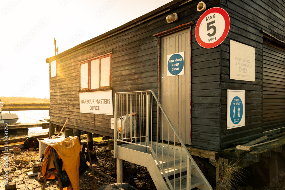 Φωτογραφία Wooden built harbour masters foreshore office seen in the late evening sky by a marina in the east of England