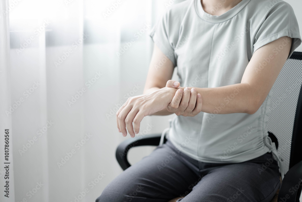 Woman hand with wrist pain numbness and pain in the palm of the hand has pain and tingling in the nerve endings This is a side effect of sitting and working for a long time on a laptop at the office Woman hand with wrist pain numbness and pain in the palm of the hand has pain and tingling in the nerve endings This is a side effect of sitting and working for a long time on a laptop at the office