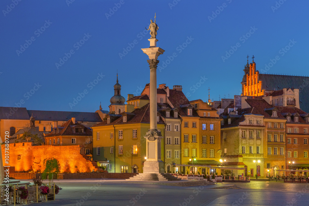 Obraz premium View of Castle Square in Warsaw, Poland at sunrise, with the Royal Castle and Sigismund's Column with historical buildings in the Old Town