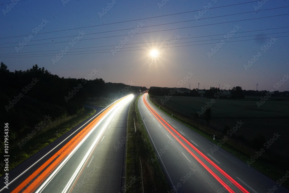 Obraz premium Autobahn A1 Nachts bei Vollmond