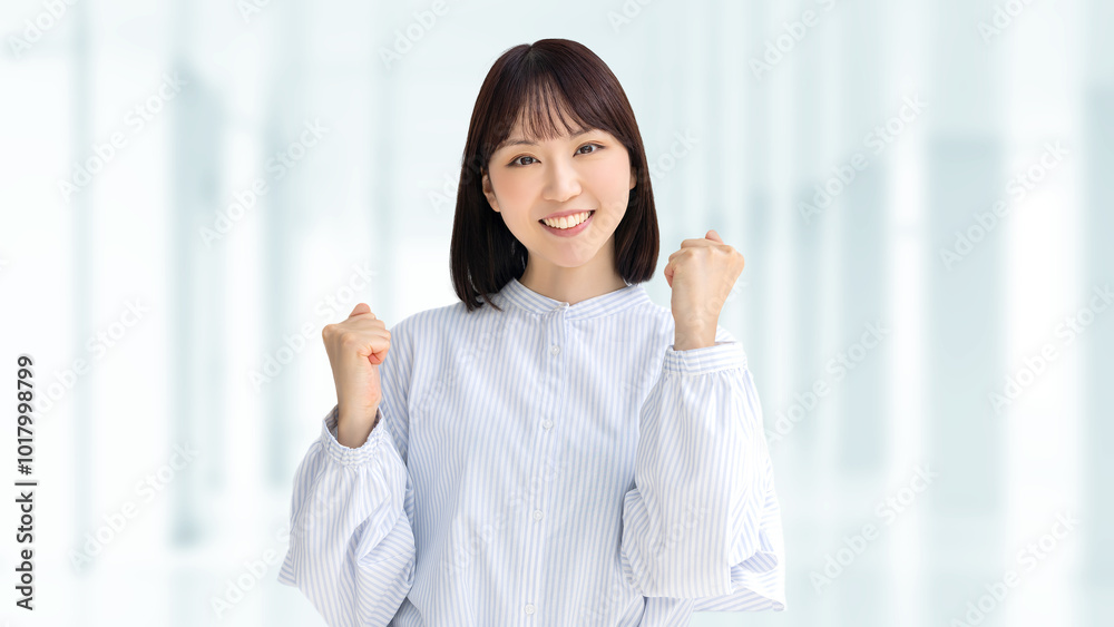 ガッツポーズをする笑顔のビジネスウーマン ガッツポーズをする笑顔のビジネスウーマン
