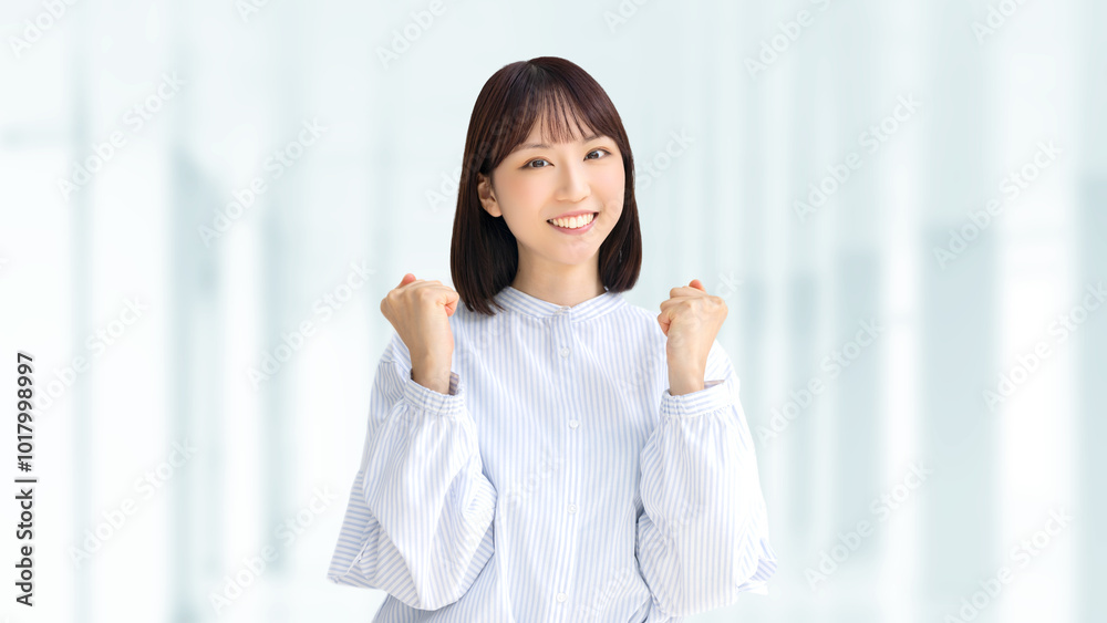 ガッツポーズをする笑顔のビジネスウーマン ガッツポーズをする笑顔のビジネスウーマン